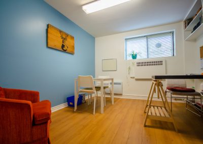 Bureau mur bleu et fauteuil orange de la clinique Myriam Gagnon