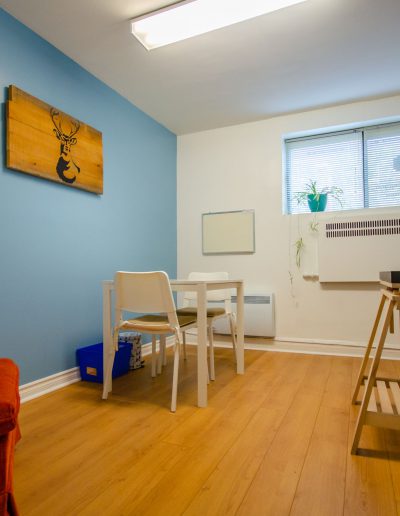 Bureau mur bleu et fauteuil orange de la clinique Myriam Gagnon