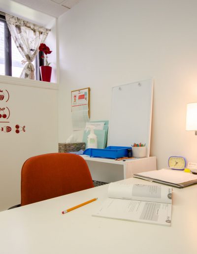 Autre bureau avec chaise orange de la Clinique d'orthopédagogie Myriam Gagnon située à Montréal