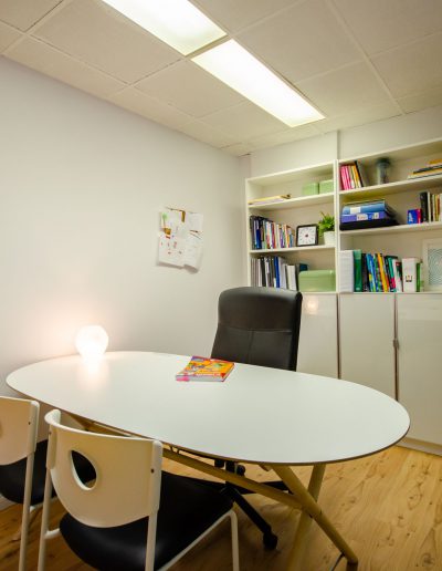 Bureau de la Clinique de Myriam Gagnon, avec bibliothèque derrière