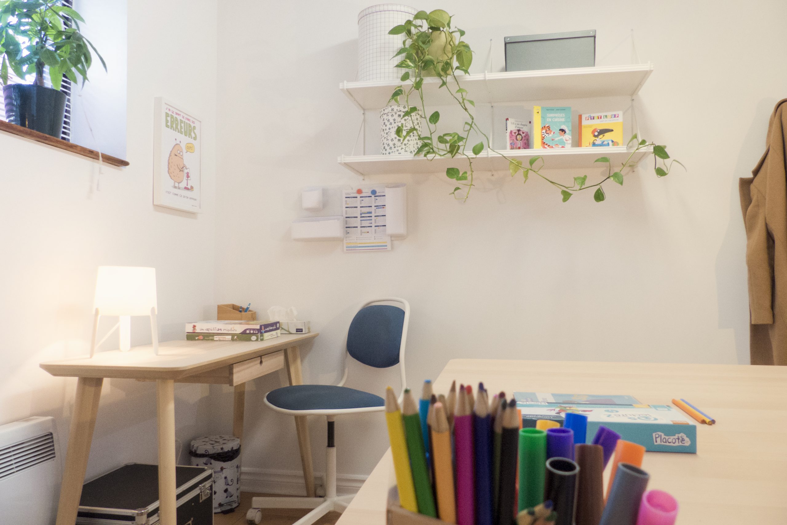 Femme avec enfants et cubes en bois éducatifs