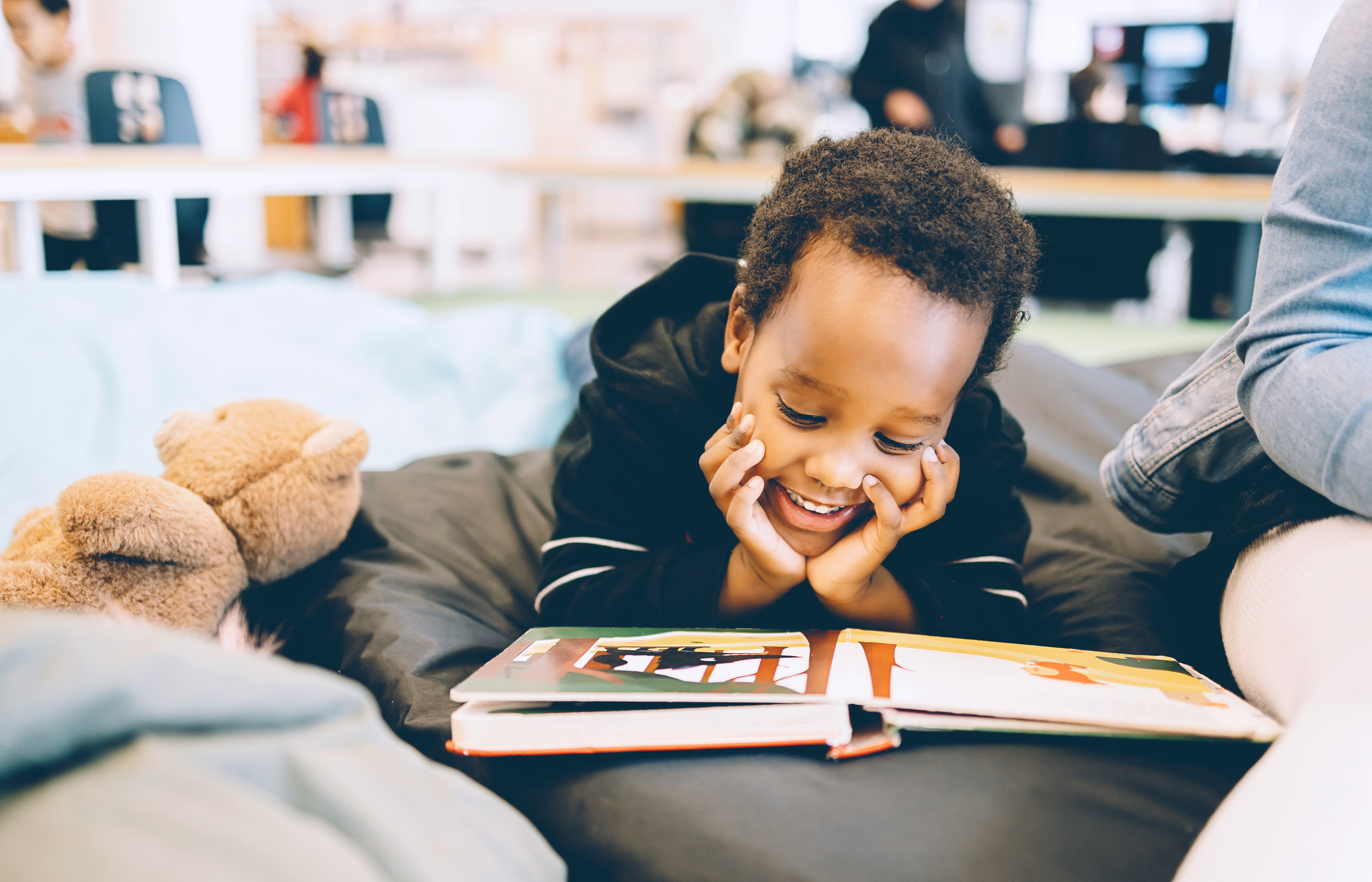 Enfant lisant un livre