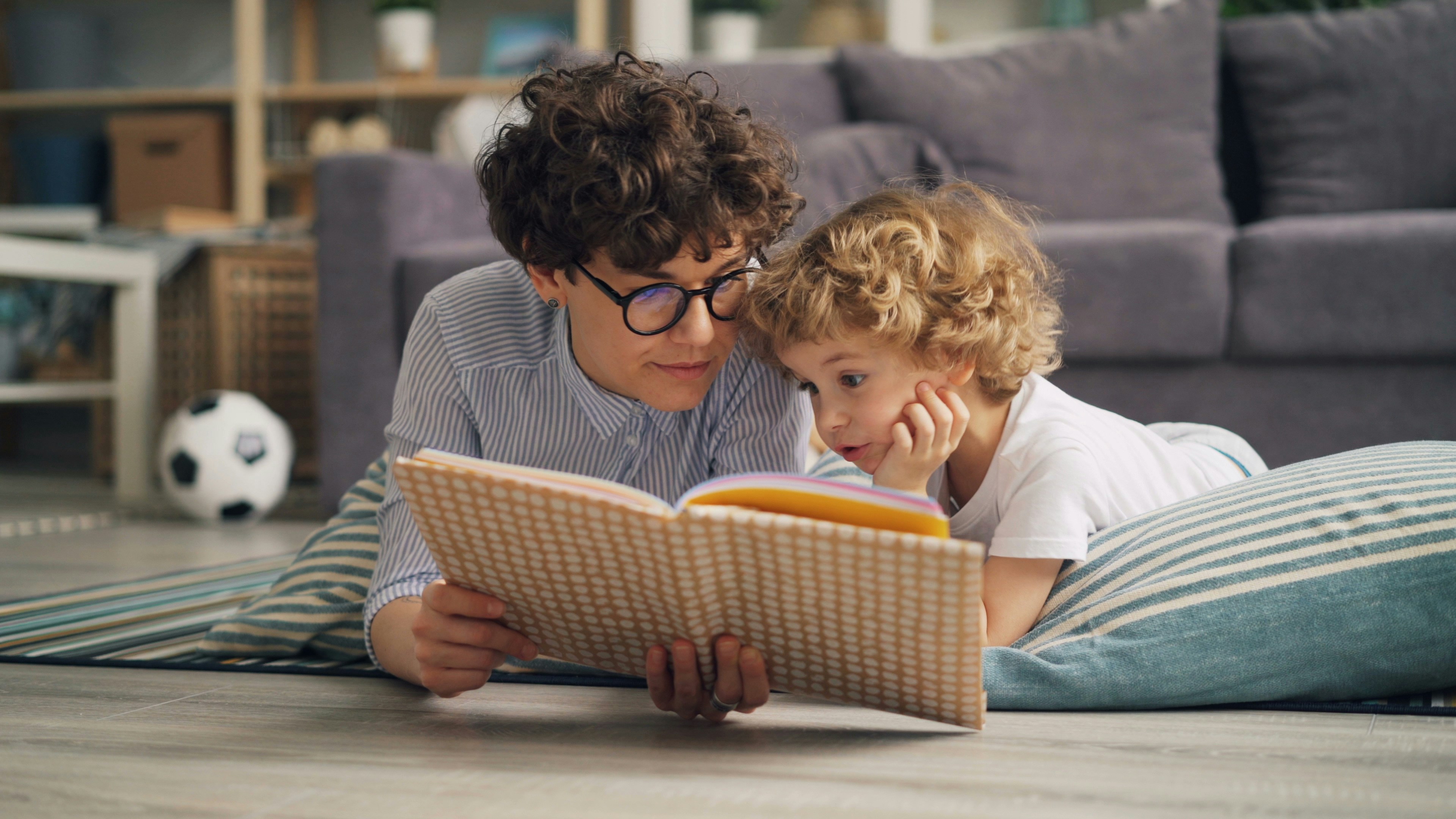 Photographie d'un Parent lisant avec son enfant